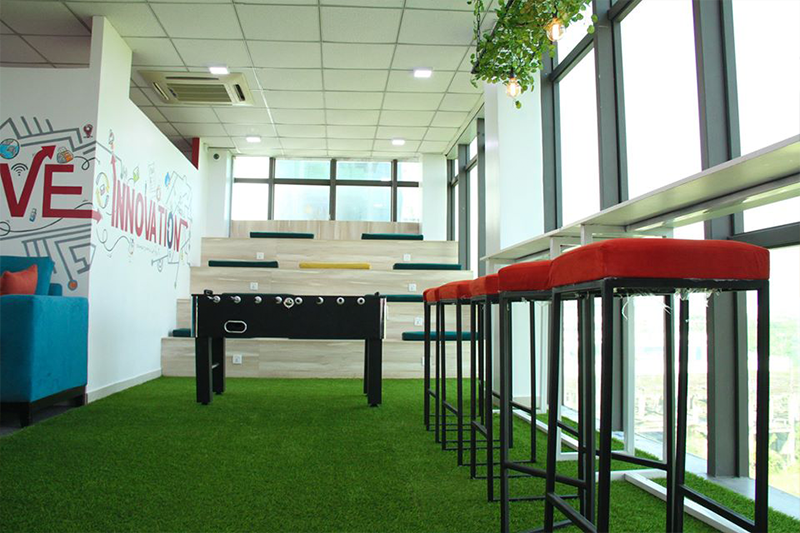 Hot-Desk-Window-Side